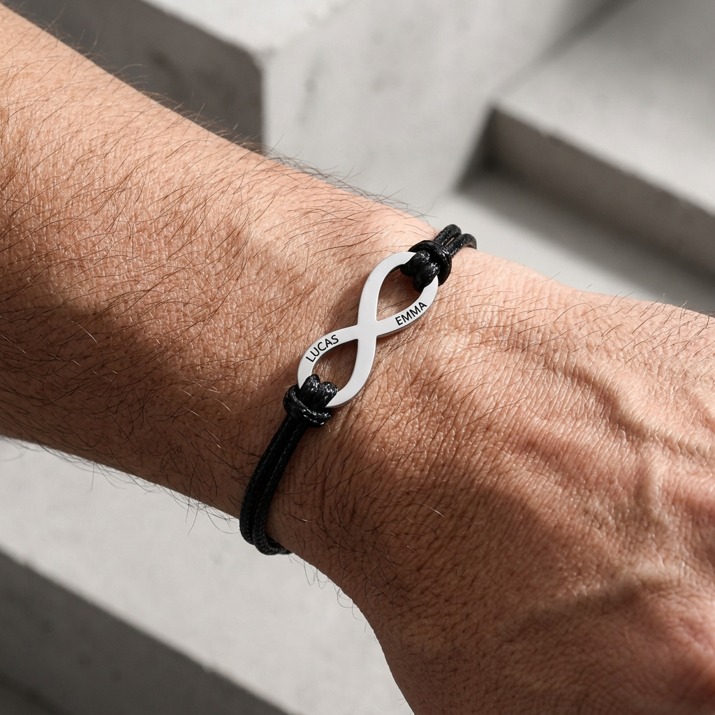Bracelet cordon à plaque infini gravée porté sur un poignet d'homme