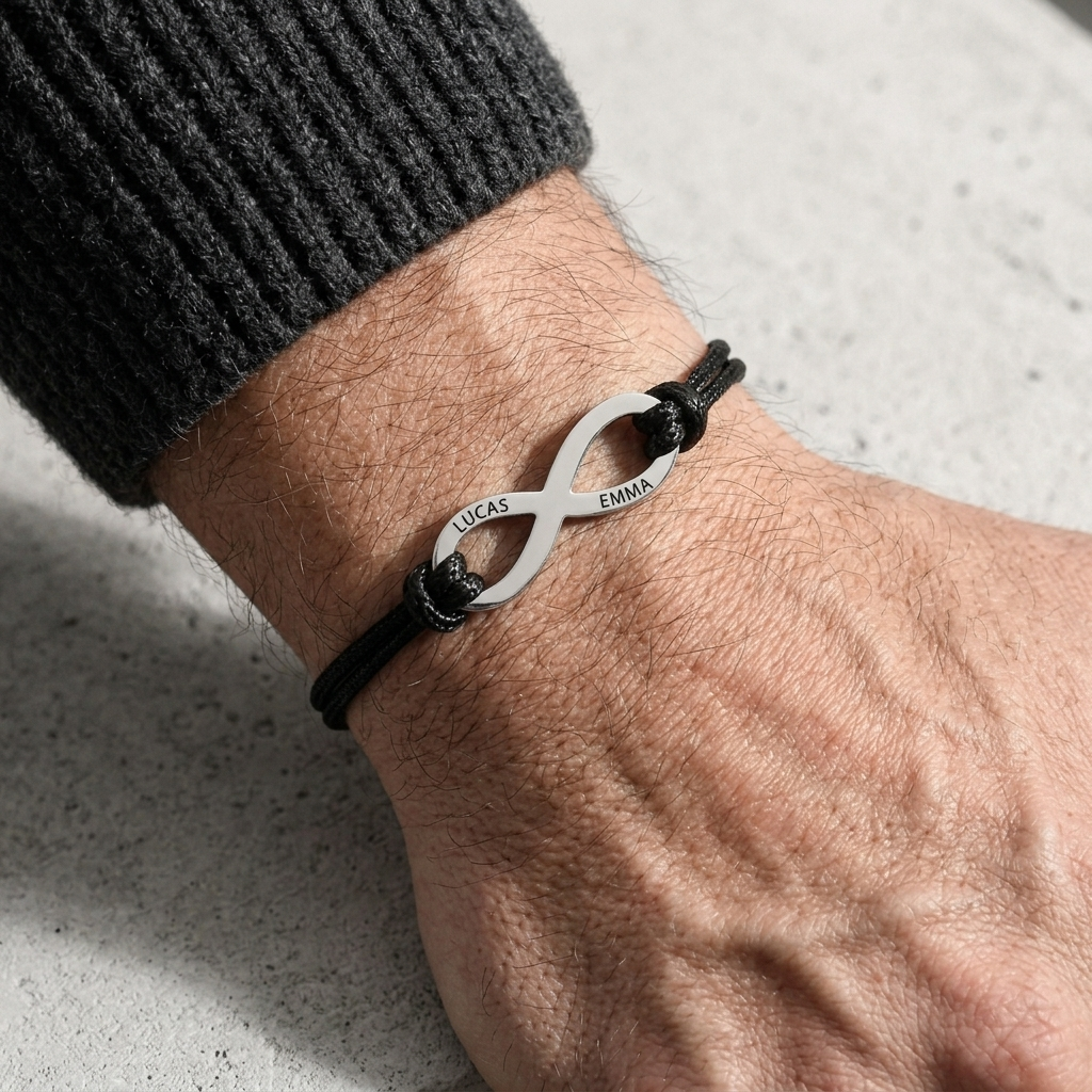 Bracelet papa gravé de deux prénoms, porté sous une manche de pull