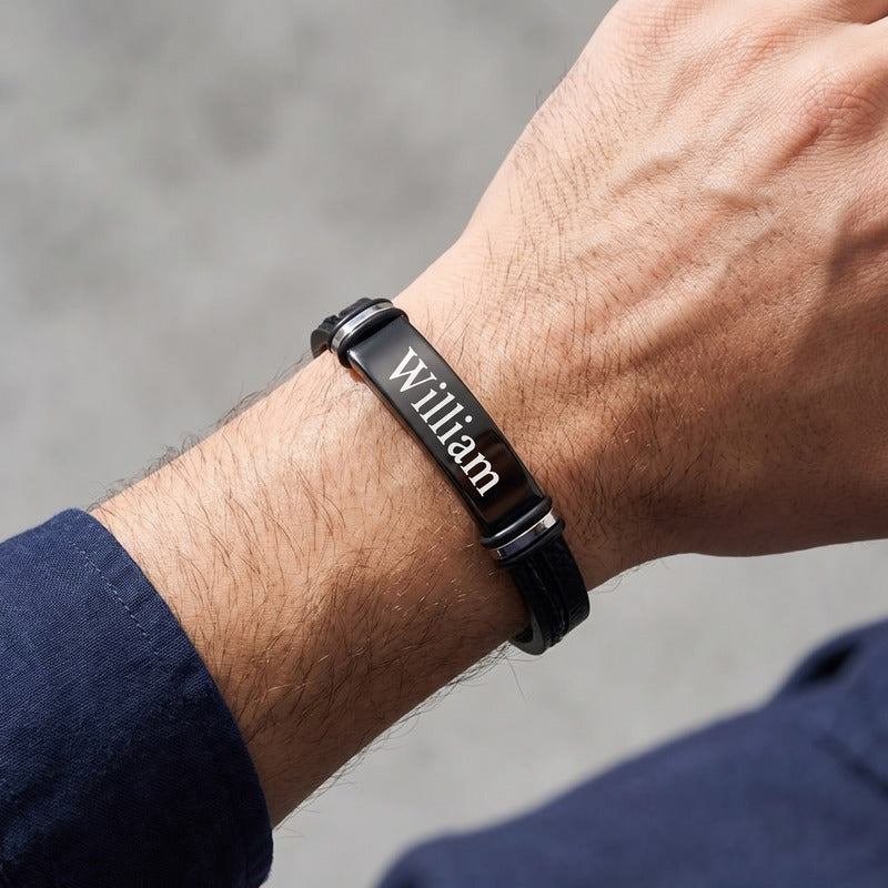 Bracelet homme papa porté au poignet, grande plaque noire gravée d'un prénom
