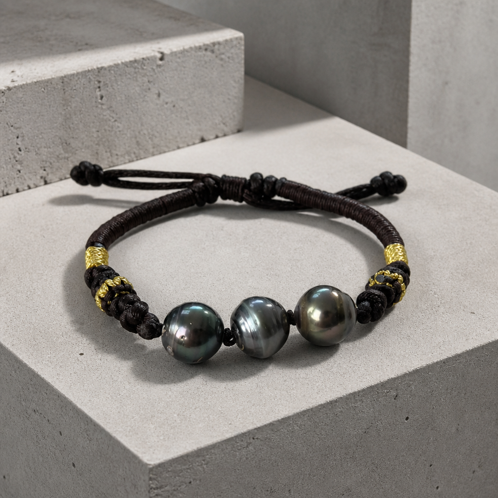 Bracelet homme perle de Tahiti, trois perles noires sur cordon brun à fils dorés