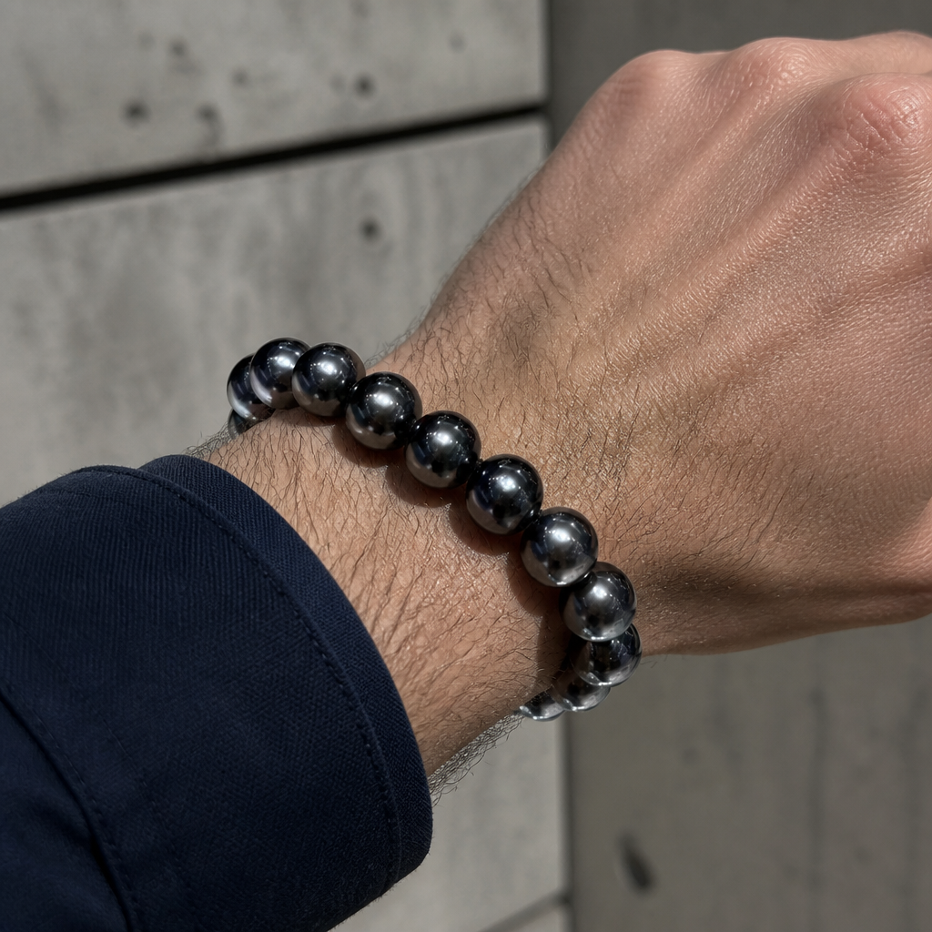 Bracelet perles noires porté au poignet d'un homme