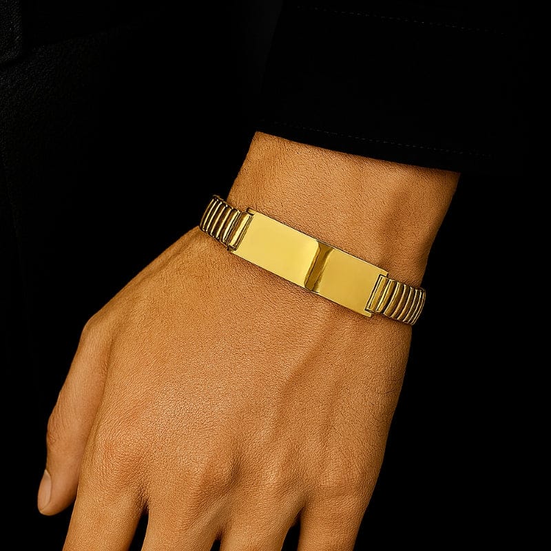 Bracelet homme réglable en acier extensible doré porté au poignet