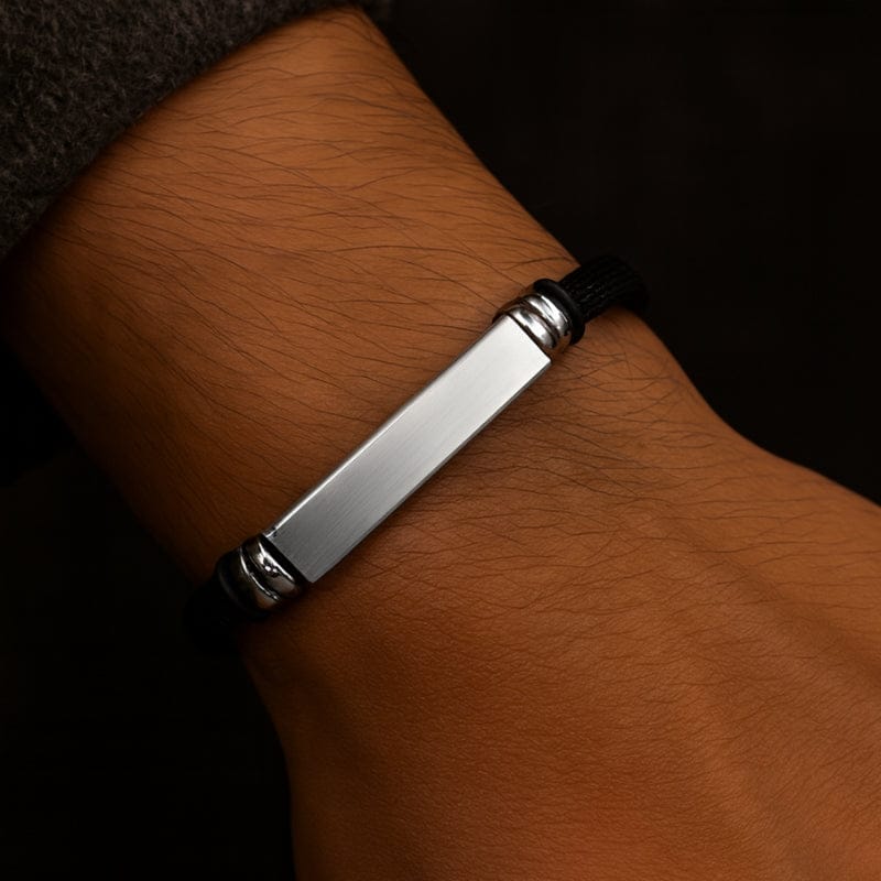 Bracelet maille homme porté au poignet, maille noire et plaque argent