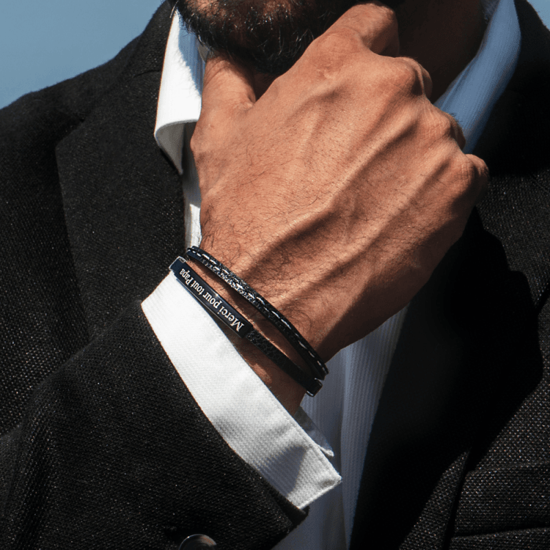 Bracelet homme personnalisé gravé porté au poignet sous une manche de costume