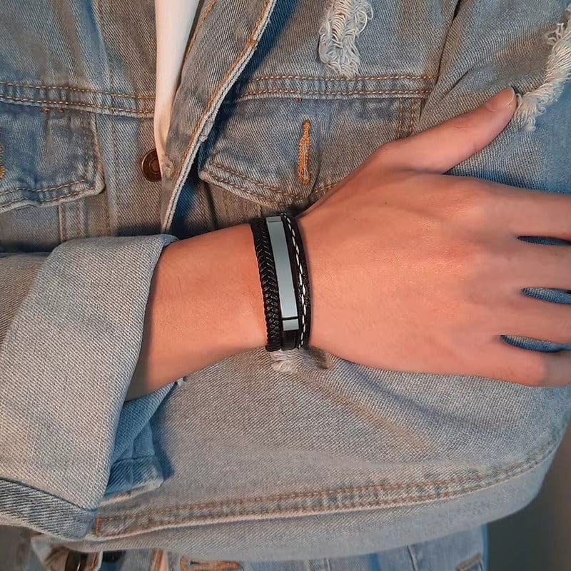 Bracelet large homme personnalisé porté au poignet sous une veste en jean