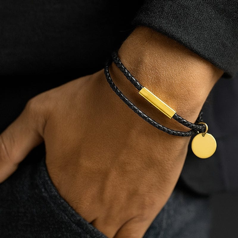 Bracelet homme double tour à barrette dorée porté au poignet