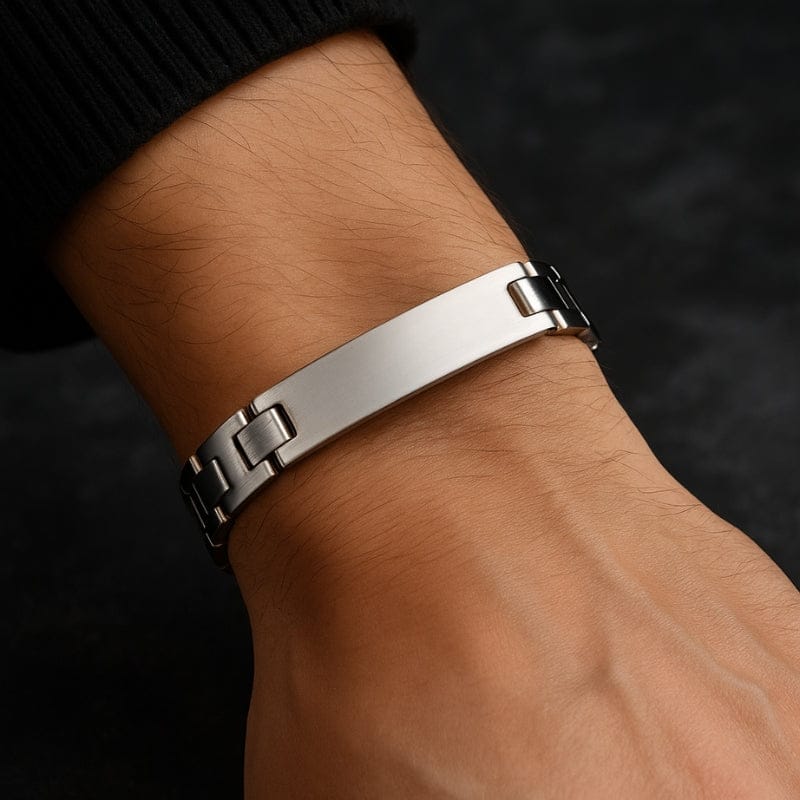 Bracelet homme haut de gamme en acier porté au poignet