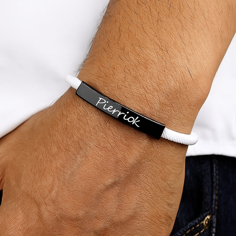 Bracelet homme personnalisé avec prénom gravé porté au poignet