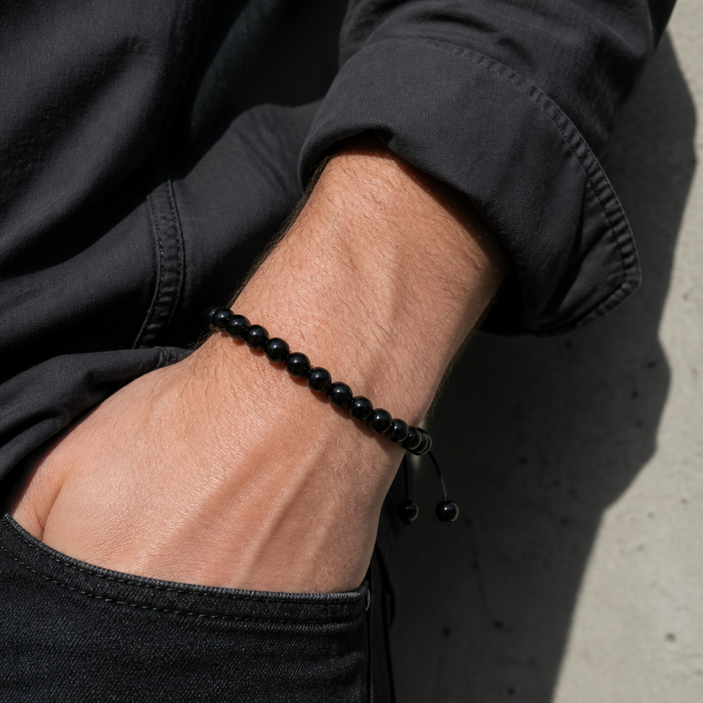 Bracelet agate noire porté au poignet d'un homme