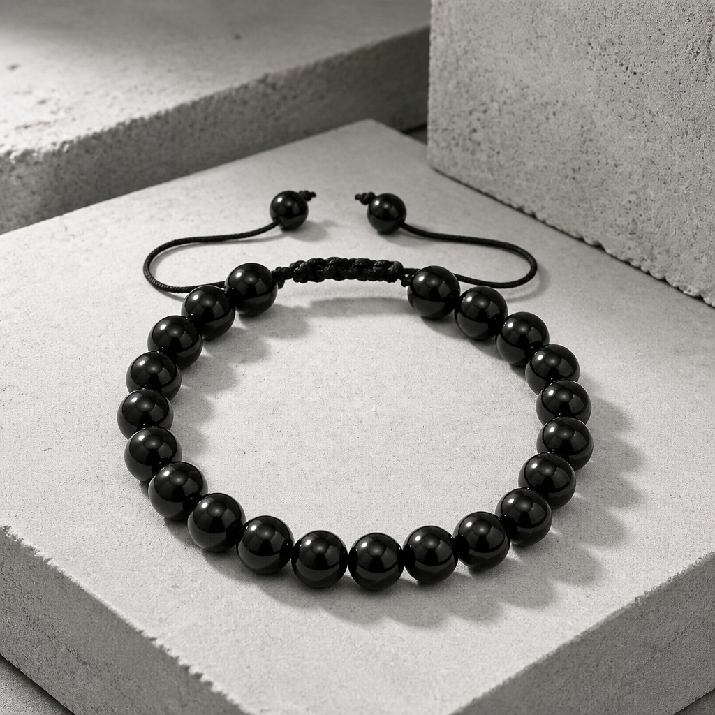 Bracelet agate noire, vue de trois quarts sur béton