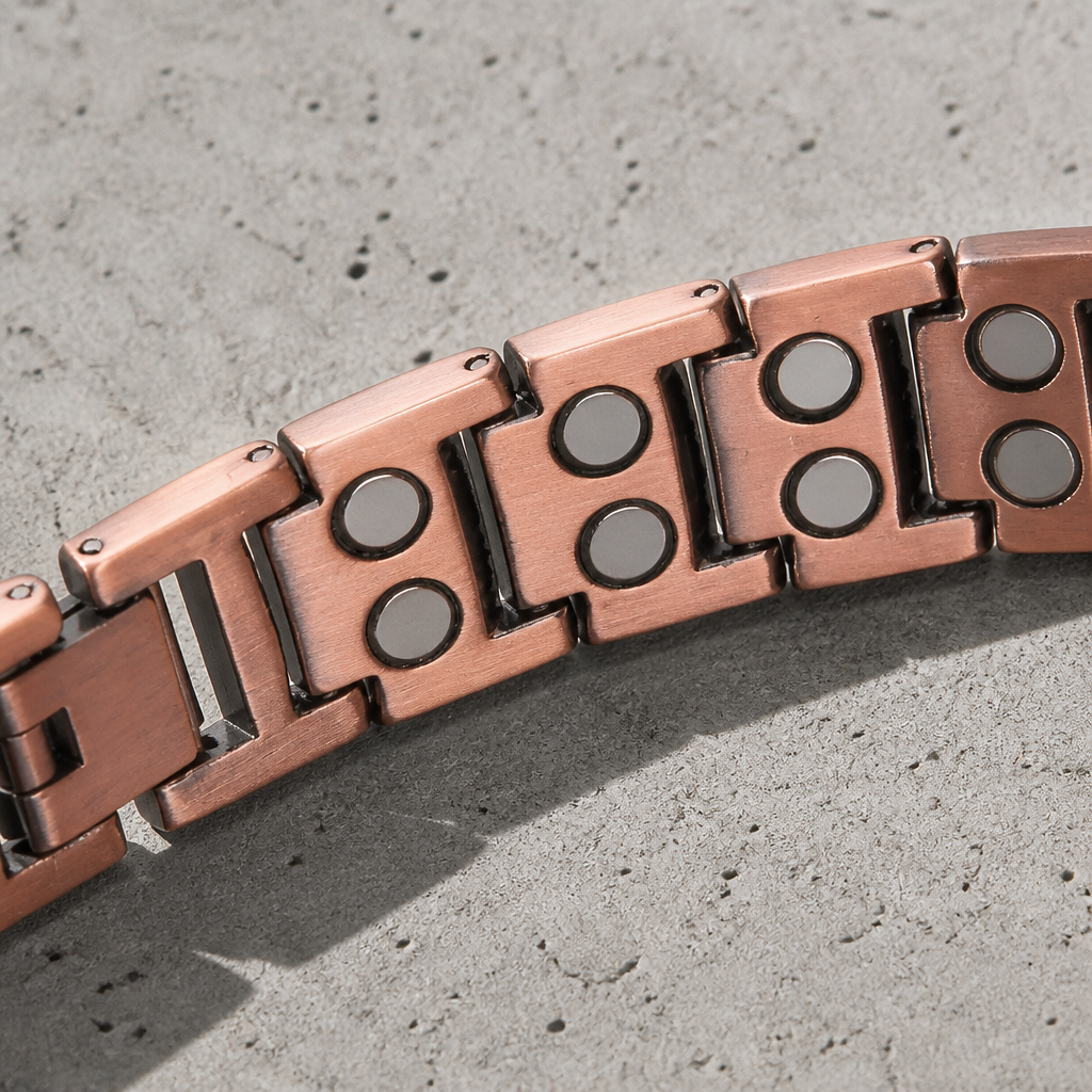 Face intérieure du bracelet en cuivre avec aimants encastrés