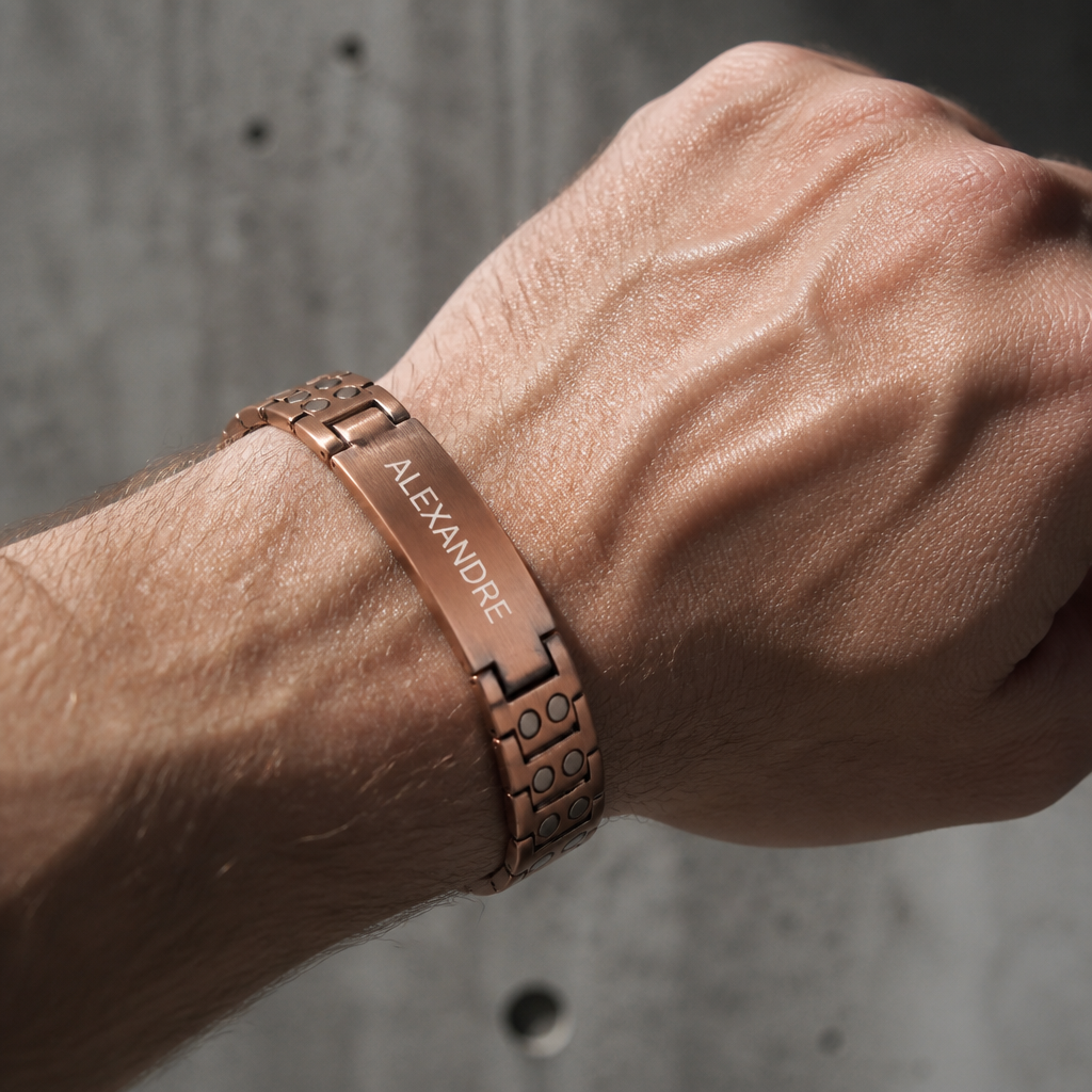 Bracelet cuivre gravé d'un prénom porté au poignet