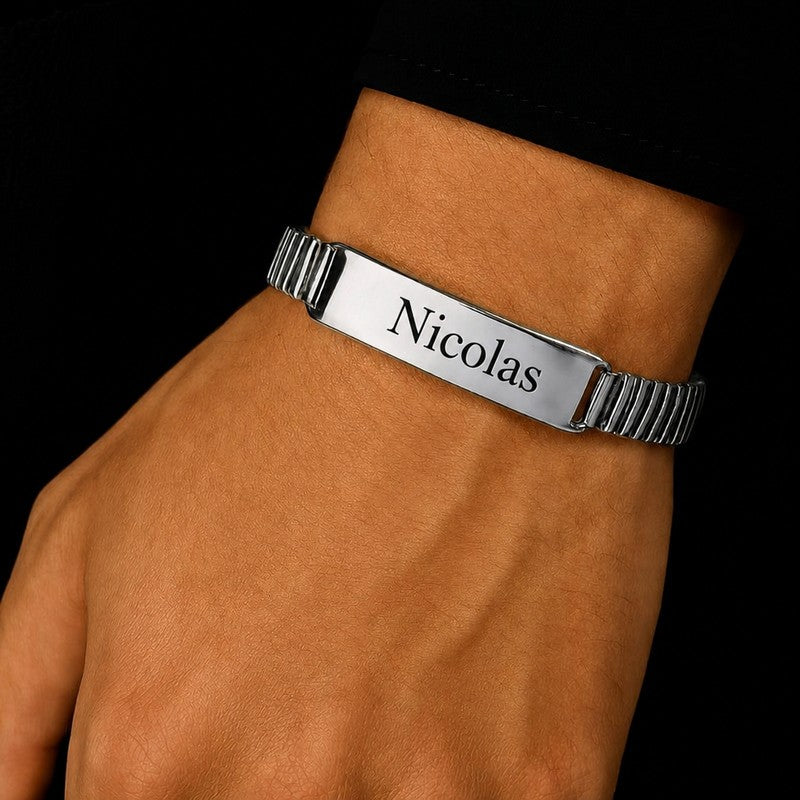 Bracelet homme réglable en acier porté au poignet, plaque gravée