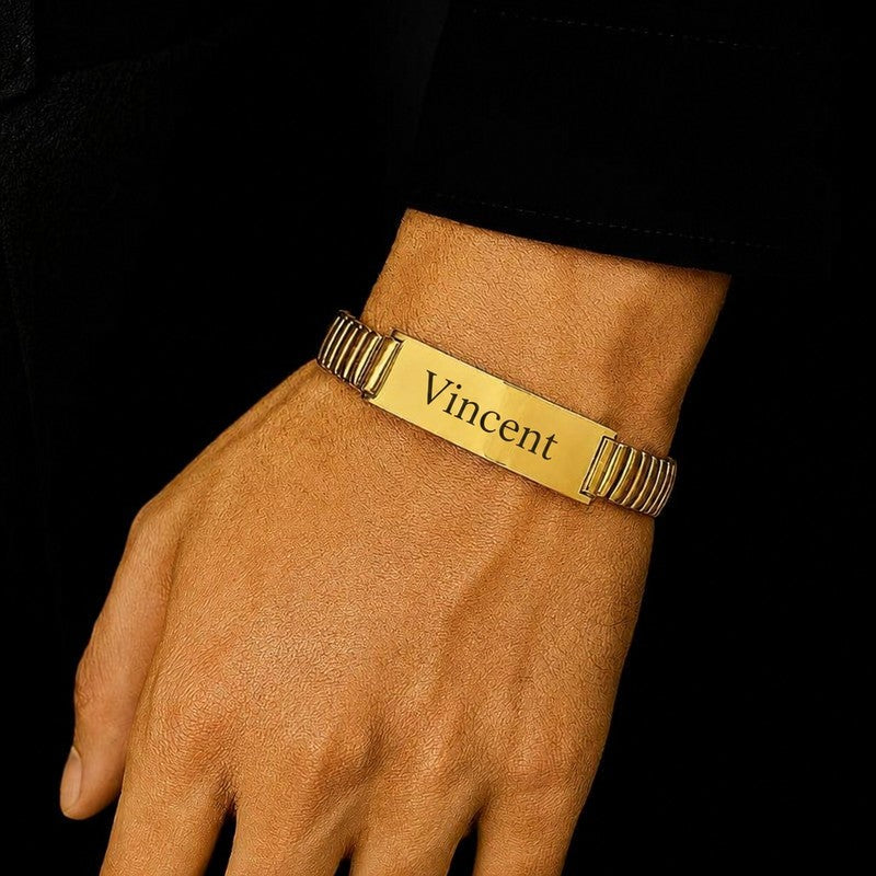 Bracelet homme réglable doré porté au poignet, plaque gravée