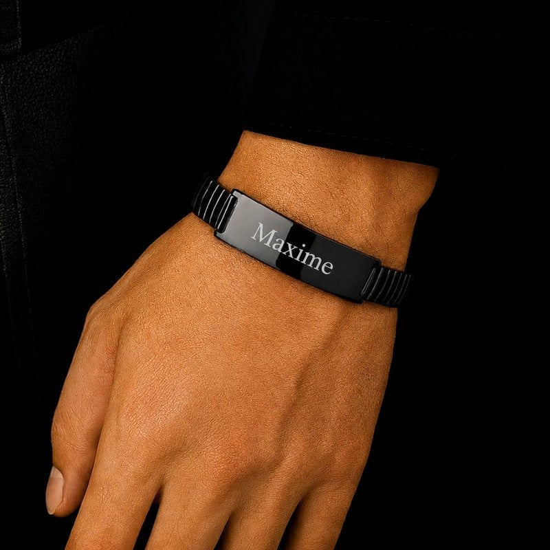 Bracelet homme réglable noir porté au poignet, plaque gravée en clair