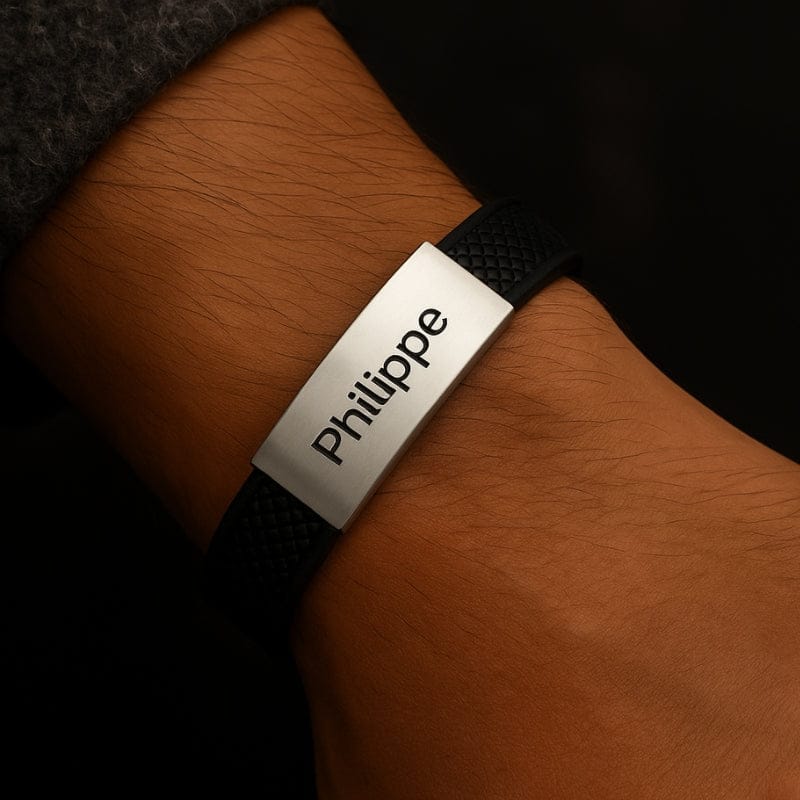 Bracelet homme sport porté au poignet, plaque argent gravée d'un prénom