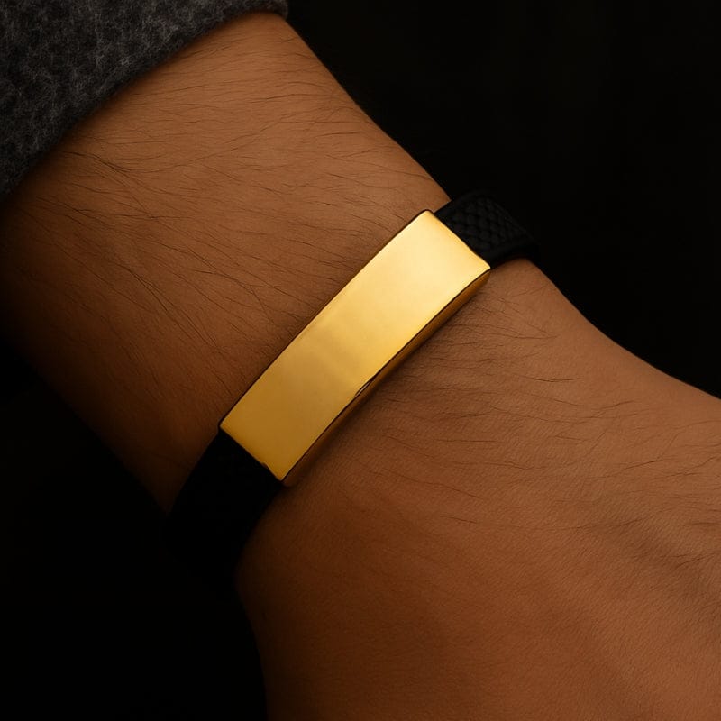 Bracelet homme sport porté au poignet, plaque acier dorée sur silicone gaufré