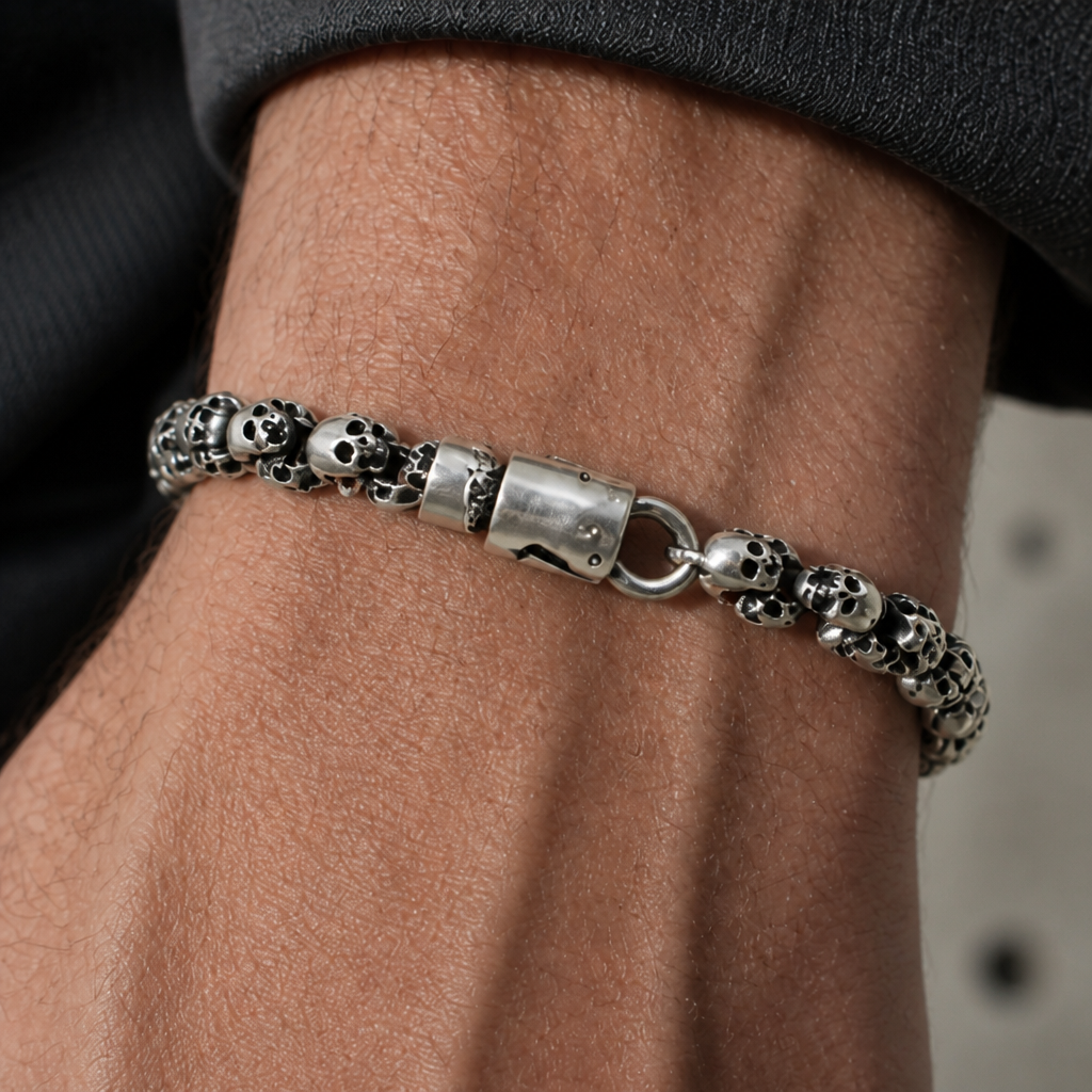 Bracelet tête de mort argent porté au poignet d'un homme