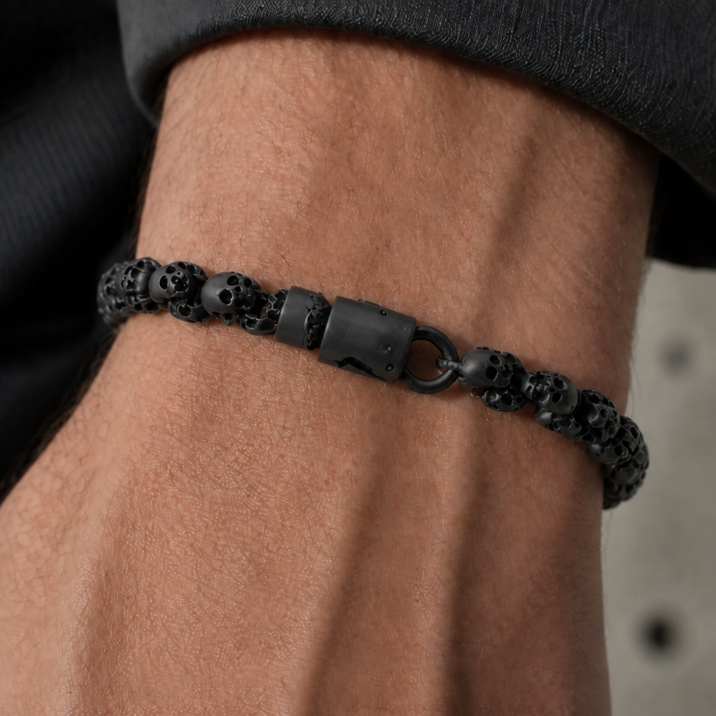 Bracelet tête de mort noir porté au poignet d'un homme