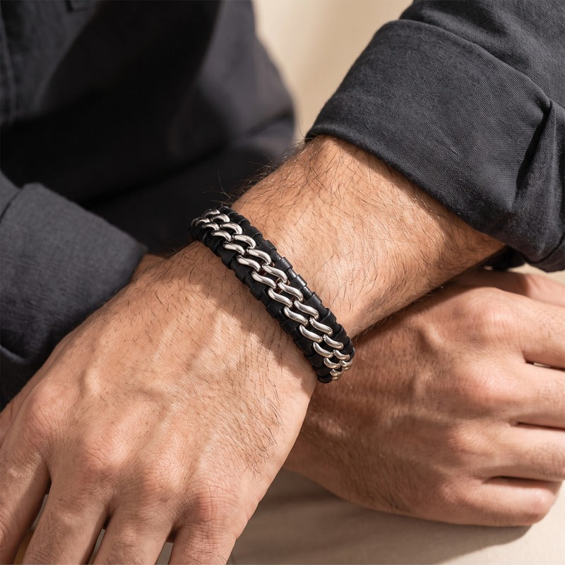 Bracelet homme tressé porté au poignet, chaîne argentée et cuir noir