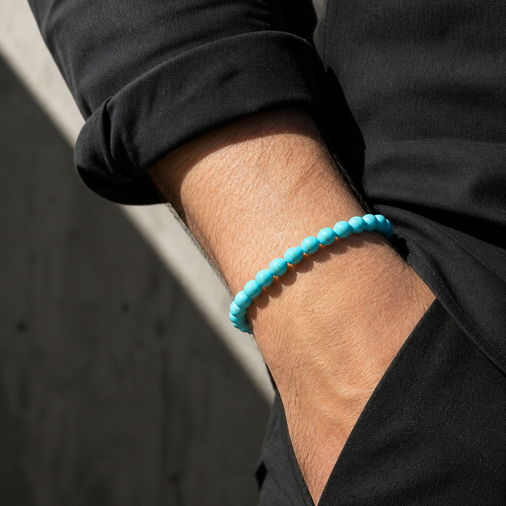 Bracelet turquoise porté au poignet d'un homme