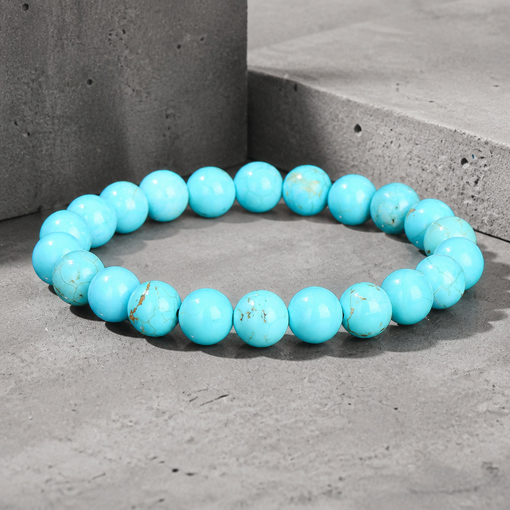 Bracelet homme turquoise en perles d'agate teintée, sur béton