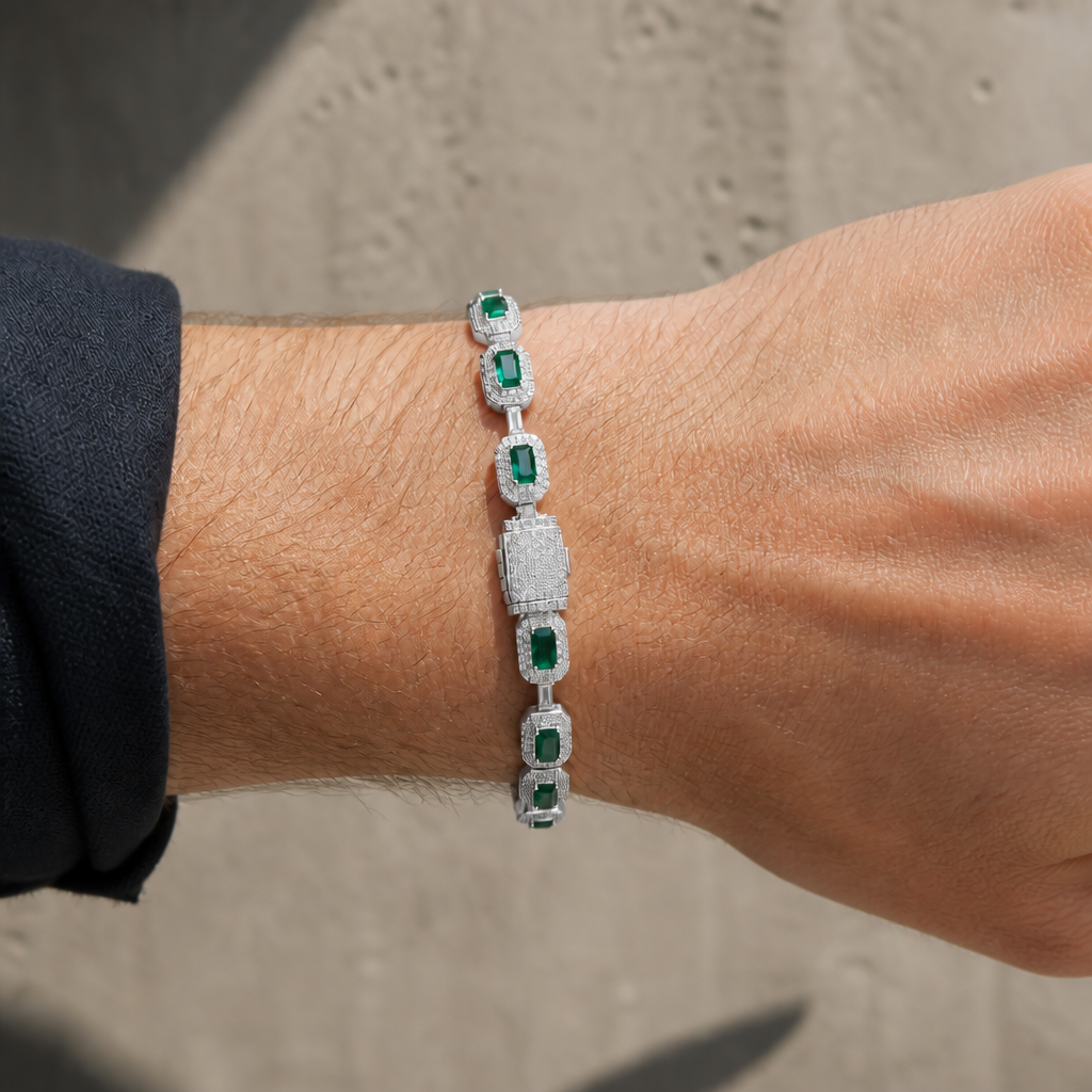 Bracelet homme vert en finition argentée porté au poignet d'un homme