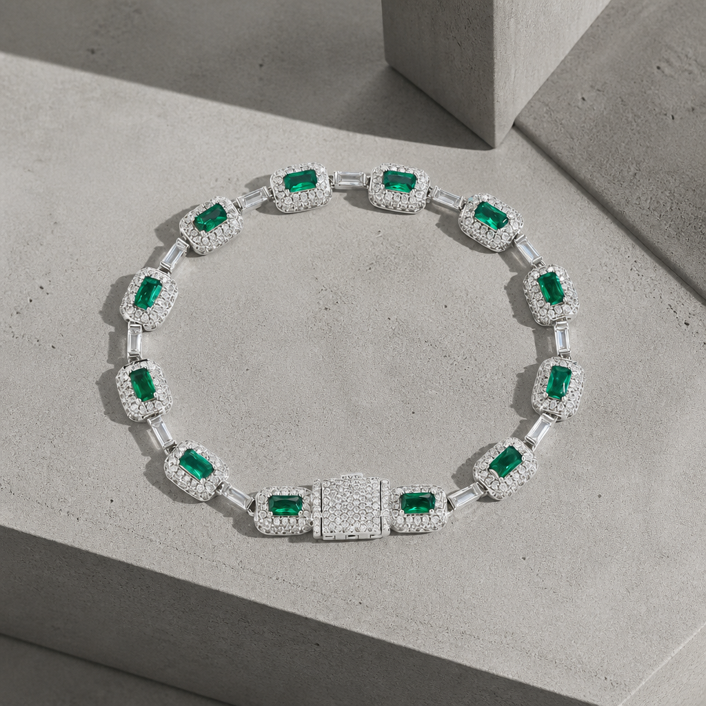 Bracelet homme vert argenté, mêmes pierres vertes cerclées, sur fond de béton