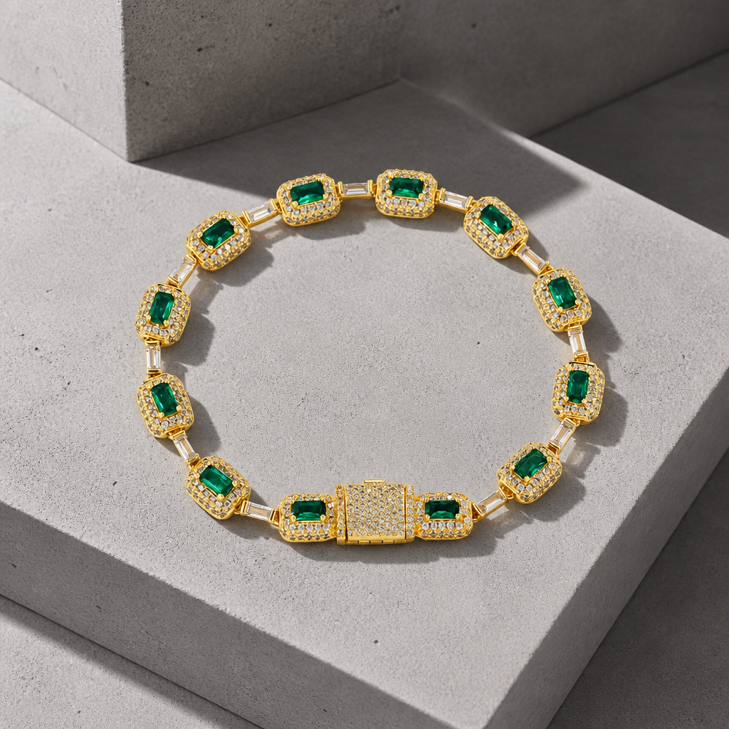 Bracelet homme vert doré, pierres rectangulaires cerclées d'un halo clair, posé sur du béton