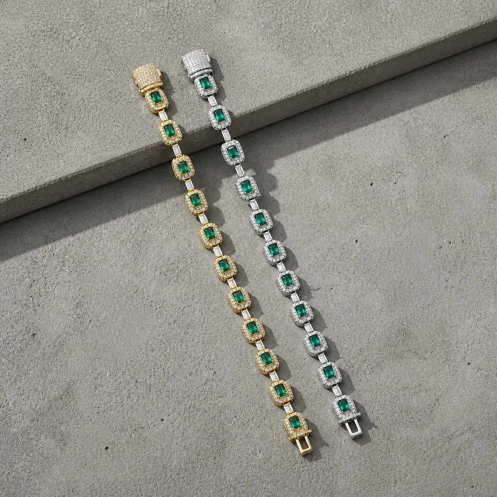 Les deux finitions du bracelet vert, dorée et argentée, côte à côte
