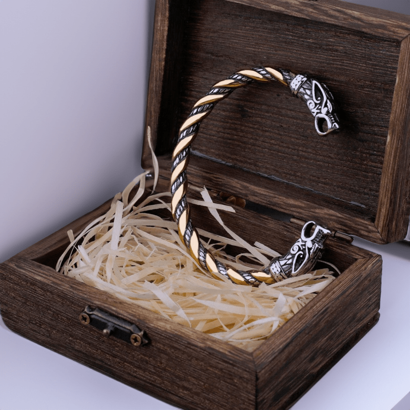 Bracelet homme viking doré présenté dans son coffret en bois