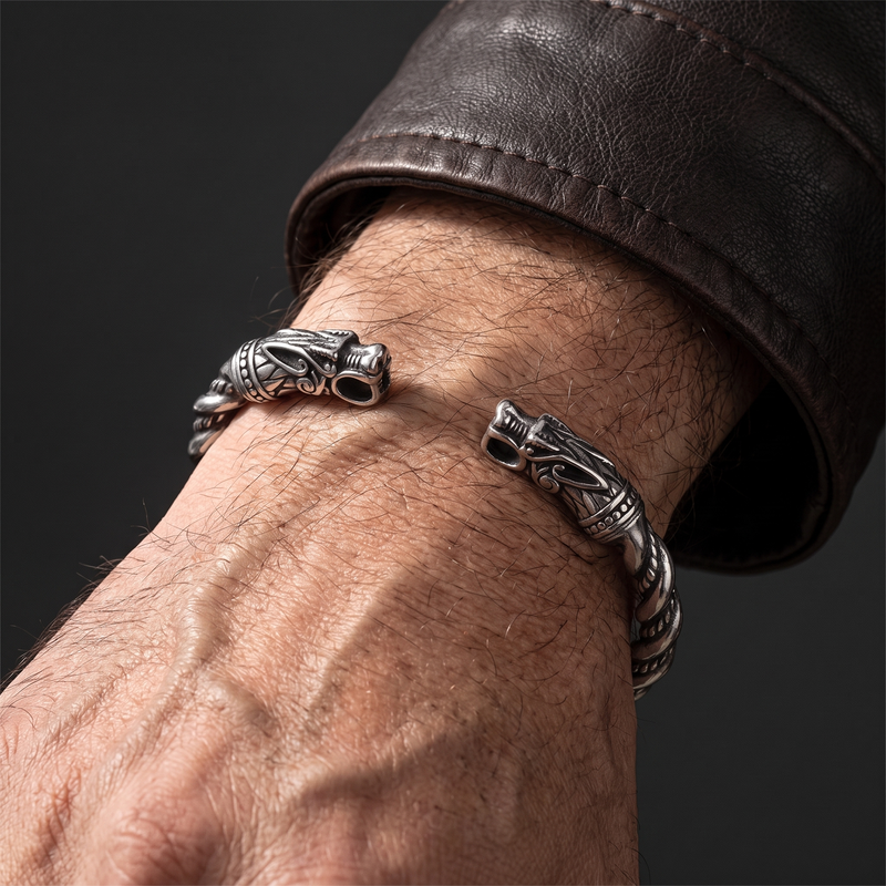 Bracelet homme viking argent porté au poignet, jonc ouvert sur le devant