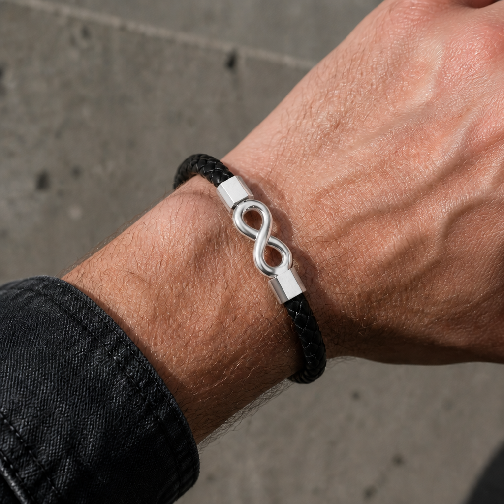 Bracelet infinity argenté porté au poignet d'un homme