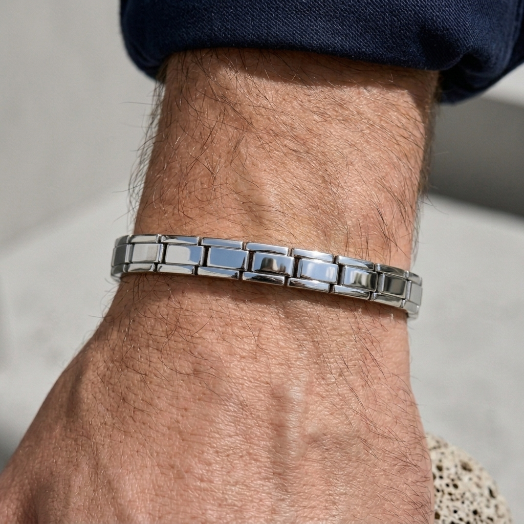 Bracelet italien argenté porté au poignet d'un homme