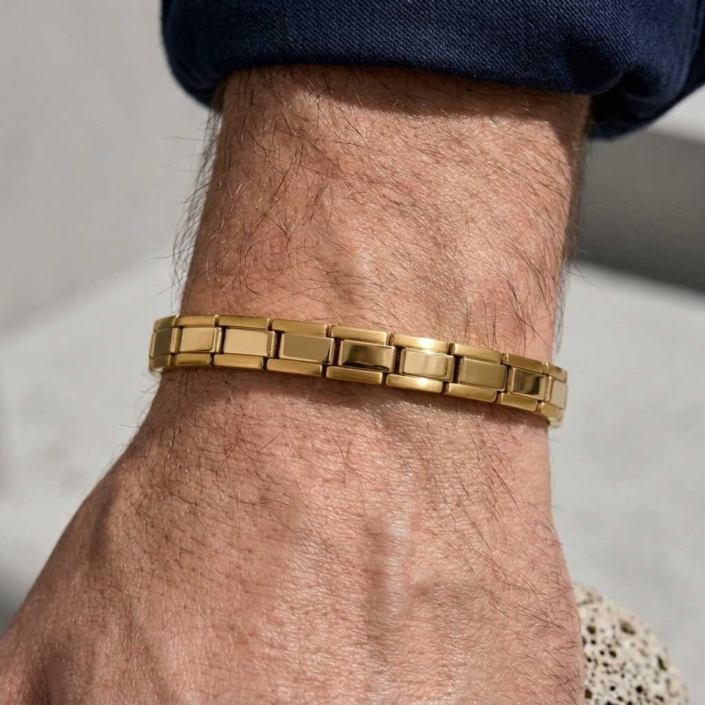 Bracelet italien doré porté au poignet d'un homme