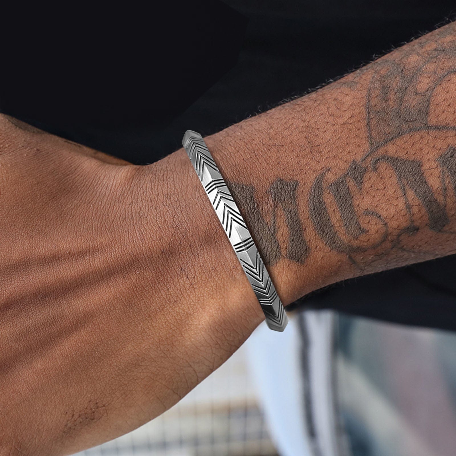 Jonc bracelet homme en acier argent porté au poignet