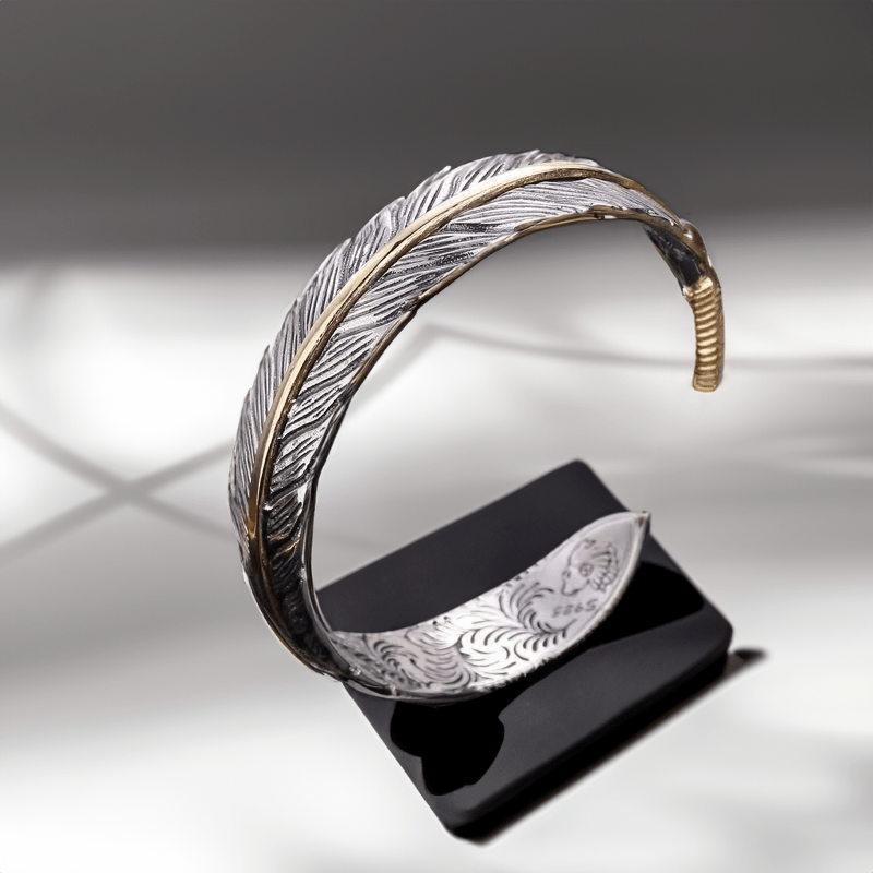 Bracelet plume homme sur support noir, ouverture du jonc visible