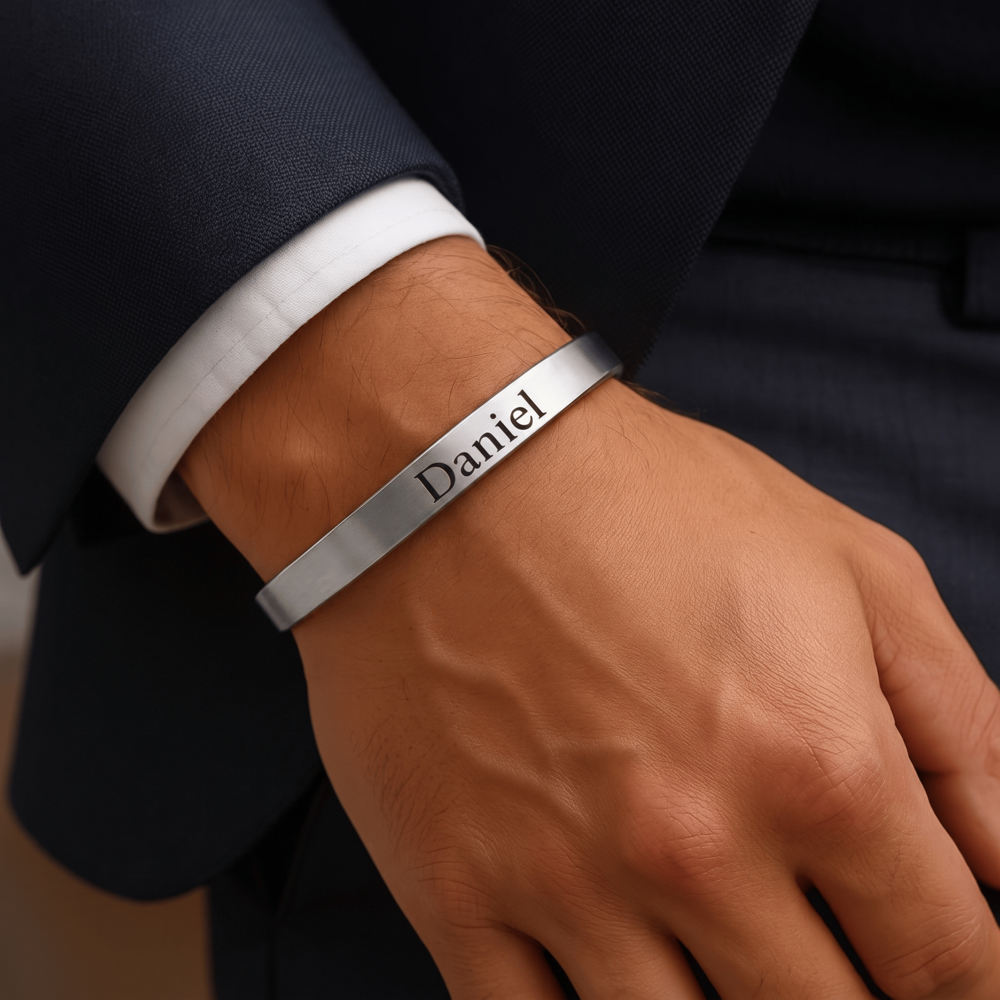 Bracelet jonc homme argent porté au poignet avec une chemise et un costume