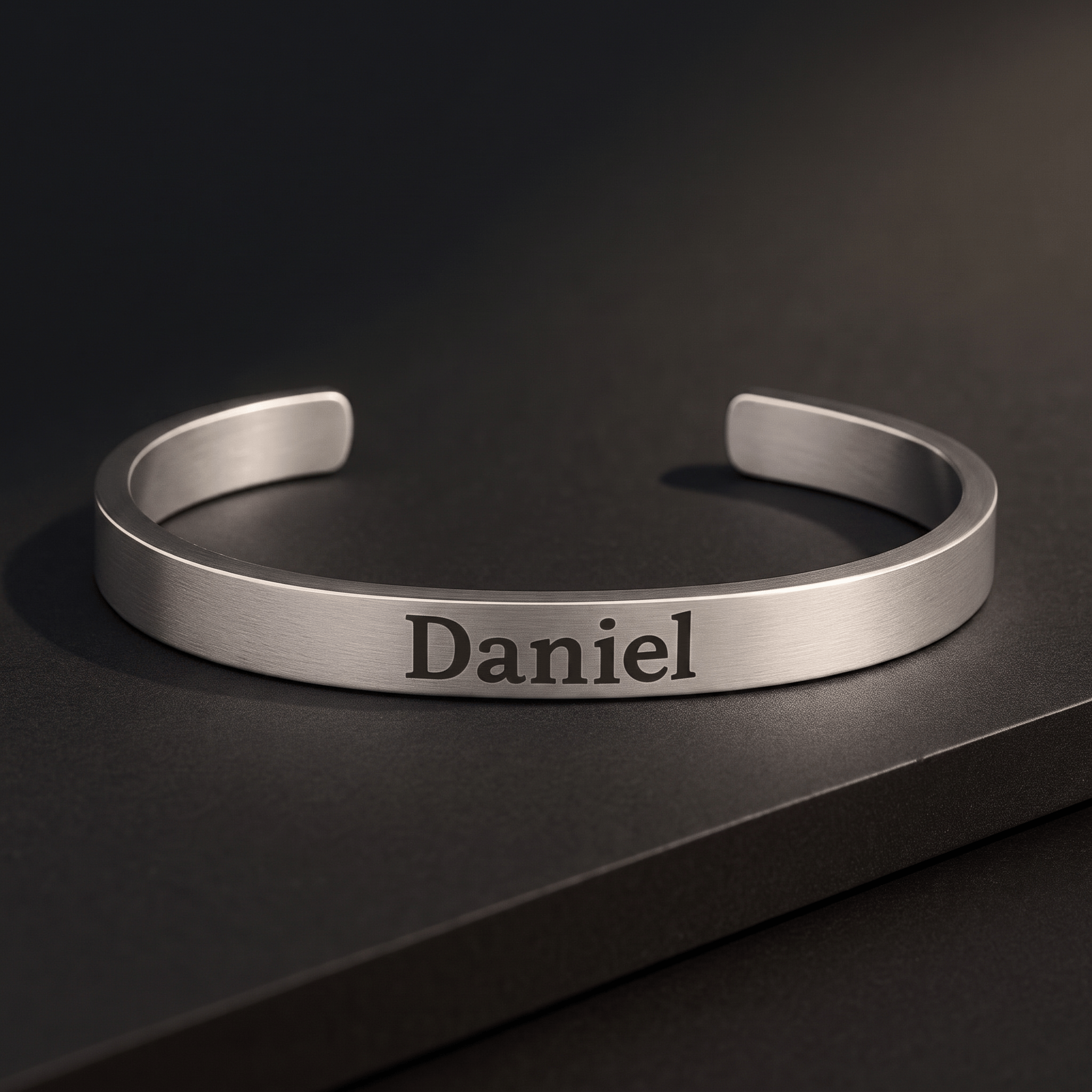Bracelet jonc homme à graver en acier argent, prénom gravé sur le jonc plat