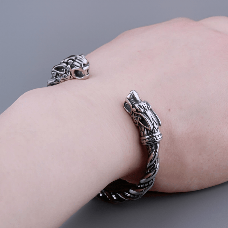Bracelet jonc viking homme argent porté au poignet