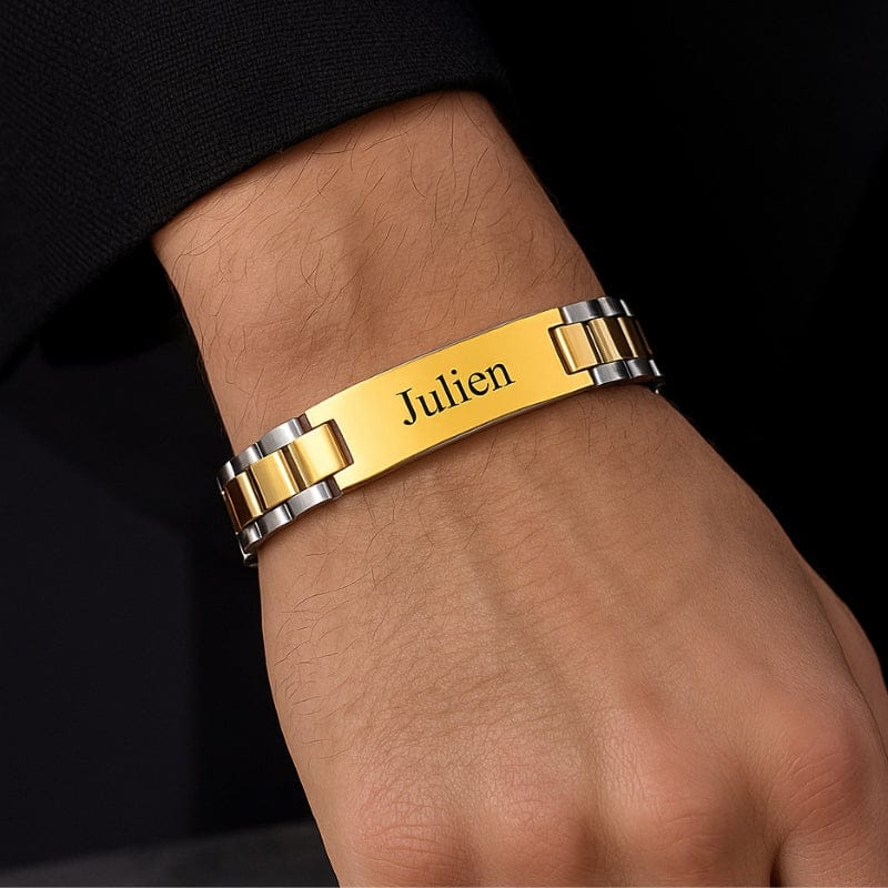 Bracelet large homme bicolore porté au poignet, plaque dorée gravée