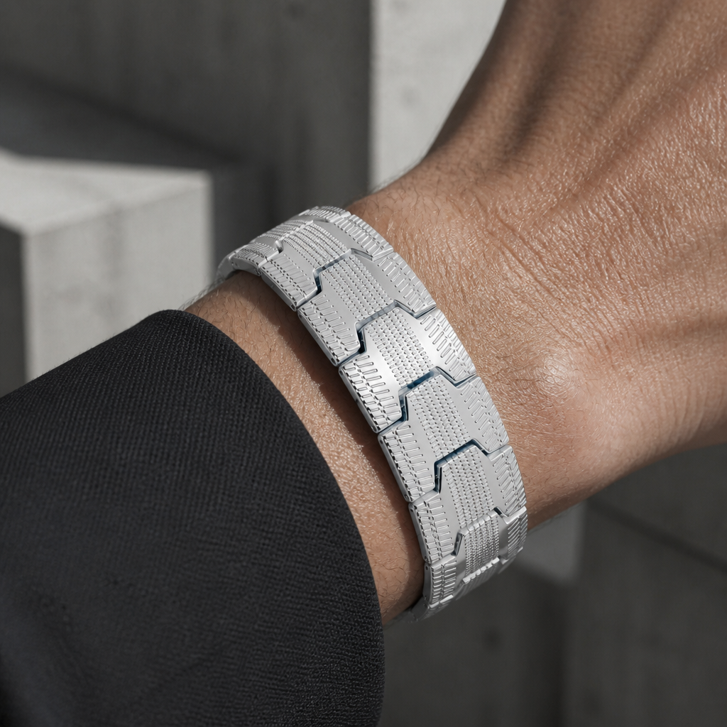 Bracelet magnétique homme argent porté au poignet, maillons en croix