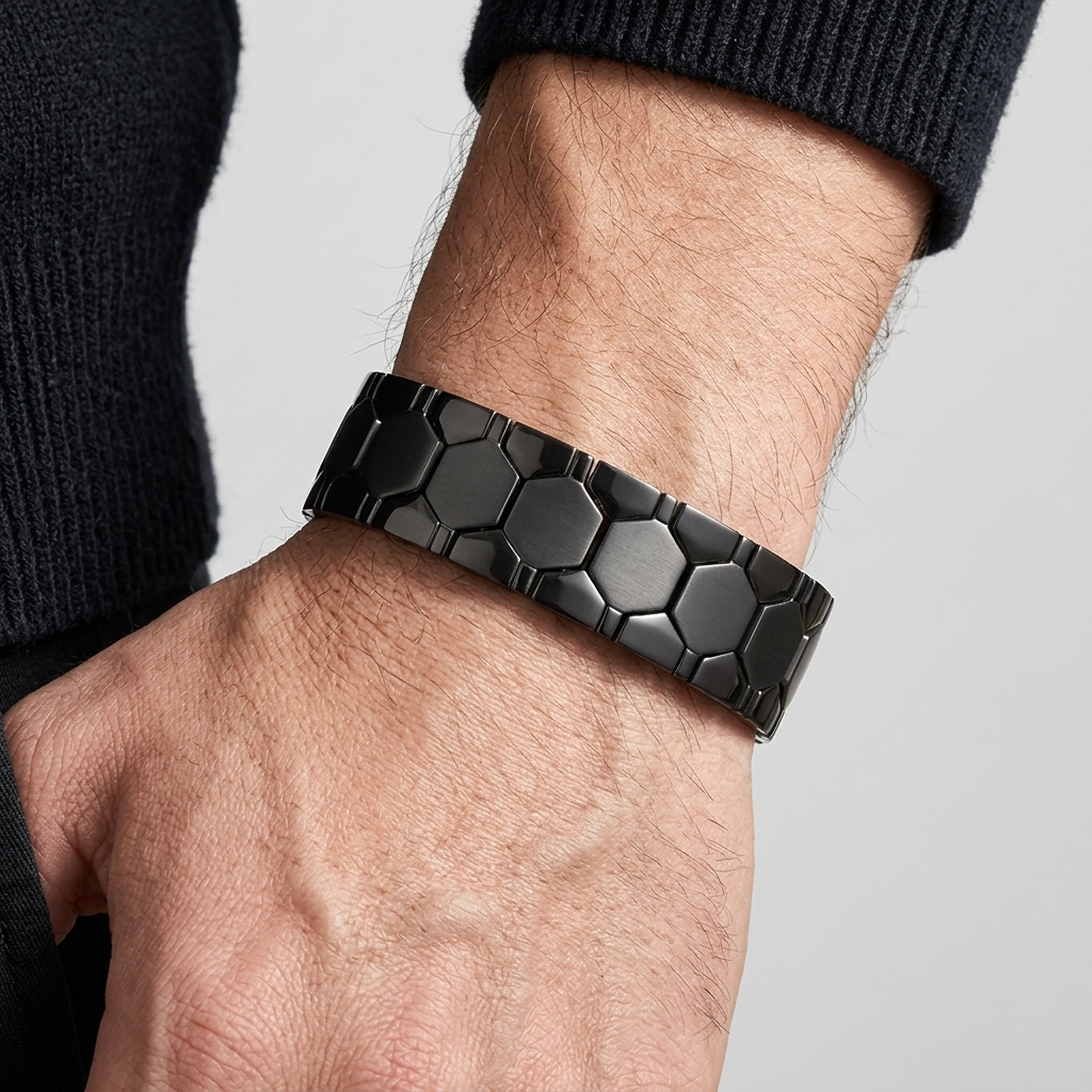 Bracelet magnétique homme noir à maille nid d'abeille porté au poignet
