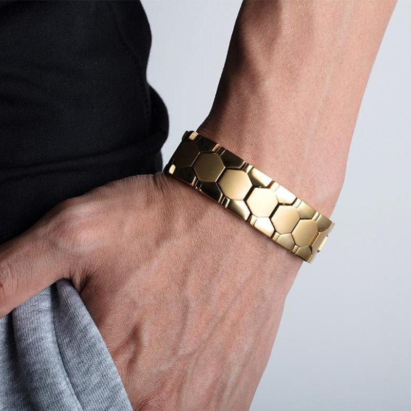 Bracelet magnétique homme doré porté au poignet