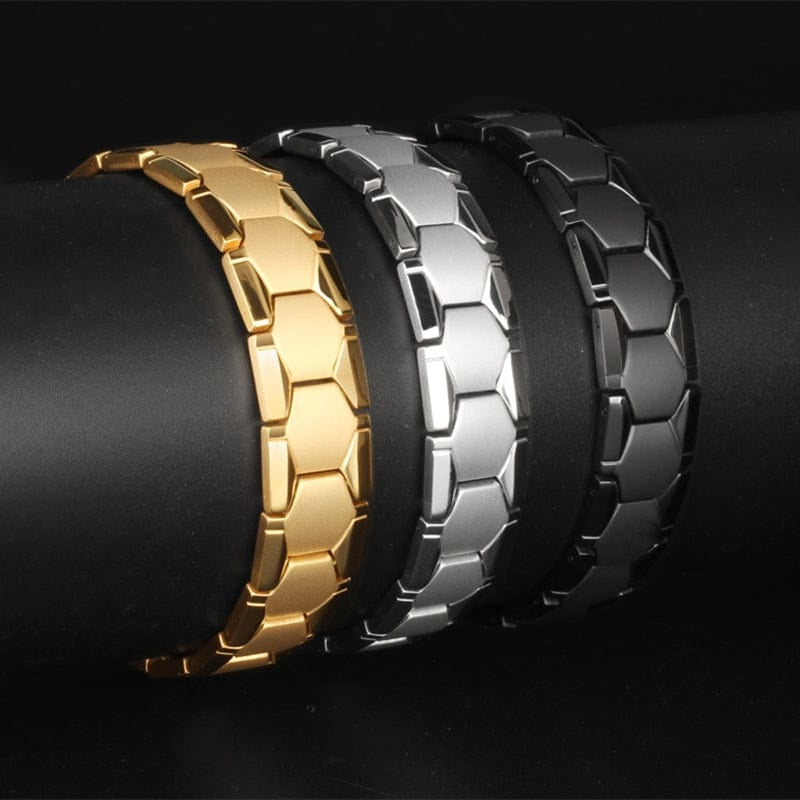 Les finitions du bracelet magnétique homme alignées, or, argent et noir