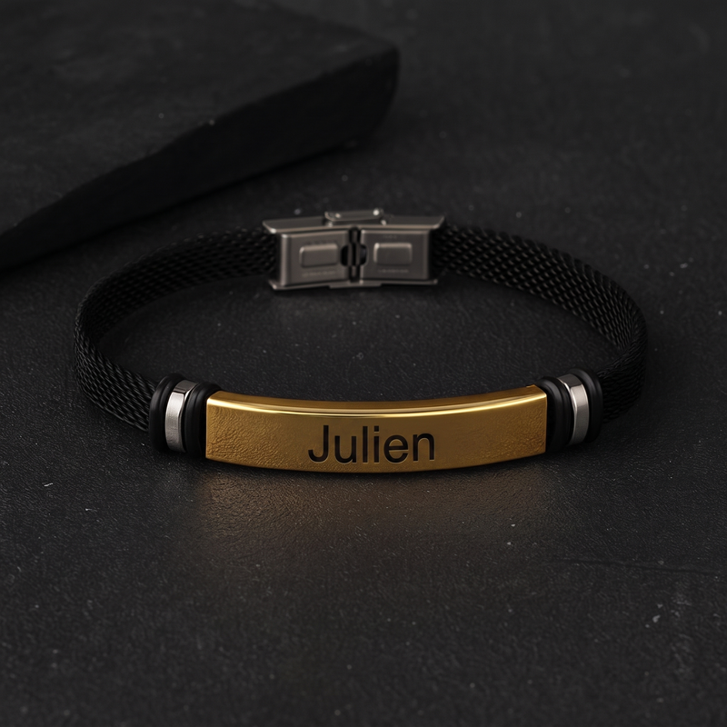 Bracelet maille homme, plaque dorée gravée d'un prénom sur maille noire