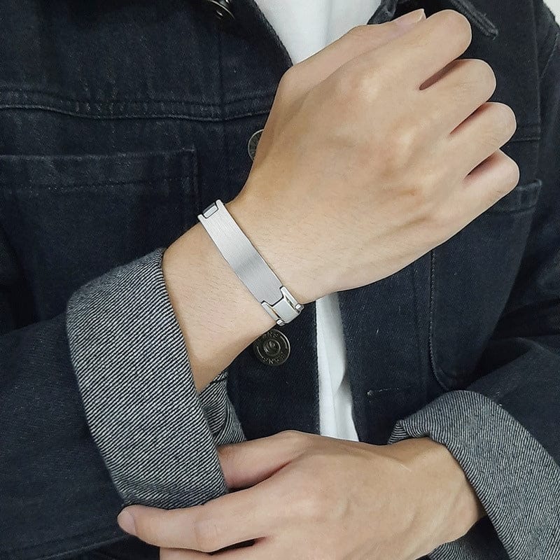 Bracelet maillon homme argent porté au poignet sous une veste