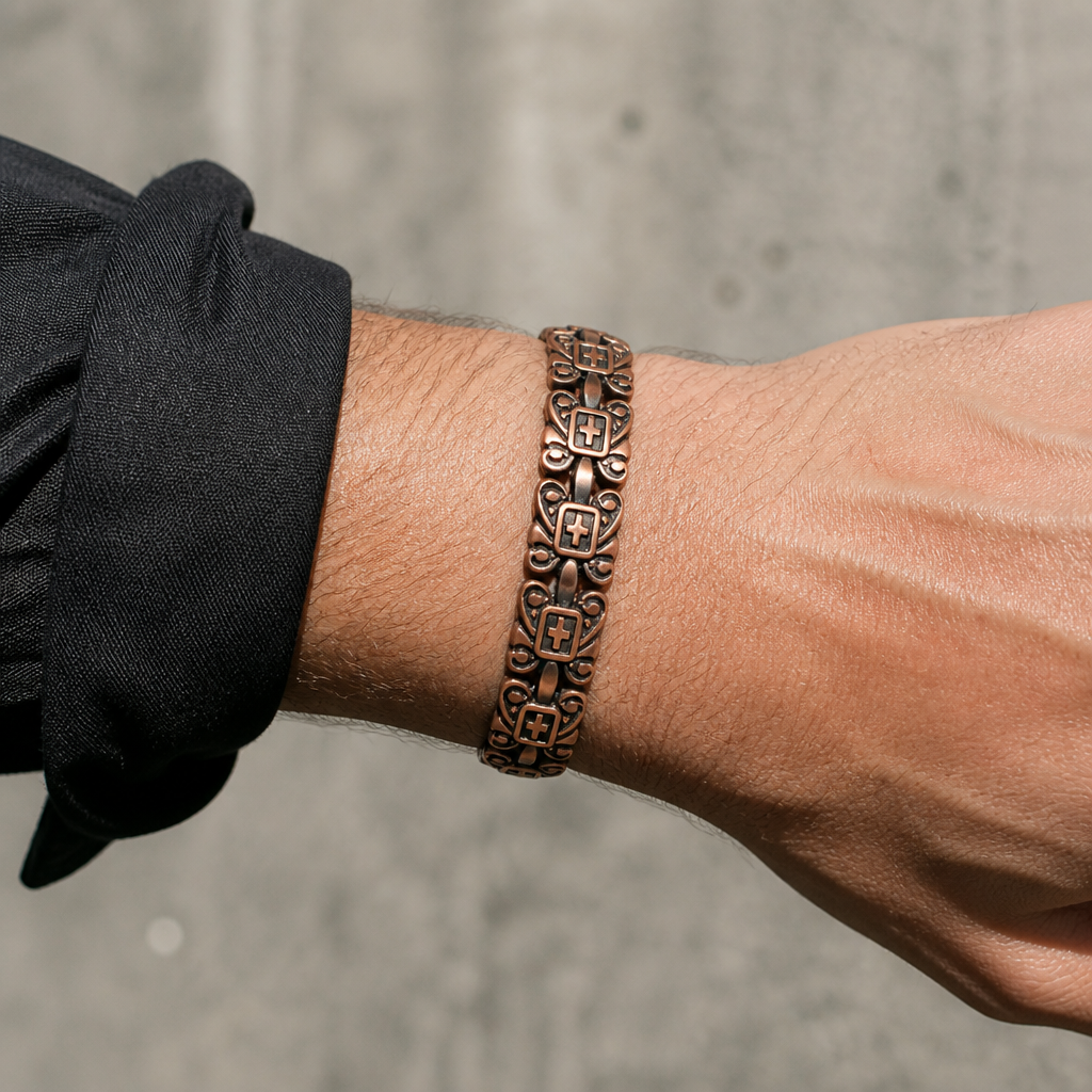 Homme portant le bracelet maillon en cuivre au poignet, manche noire retroussée