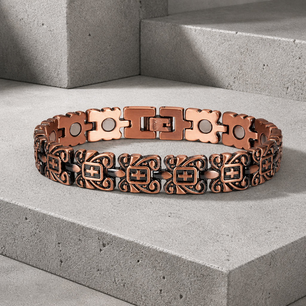 Bracelet maillon homme en cuivre patiné posé sur un bloc de béton