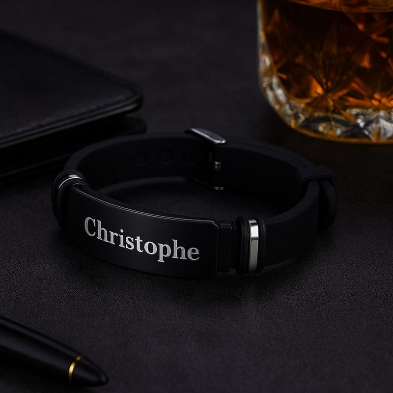 Bracelet manchette homme en silicone noir, plaque gravée d'un prénom